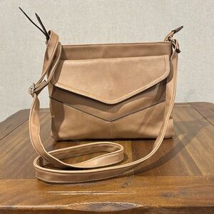 Elegant Tan Leather Crossbody Bag